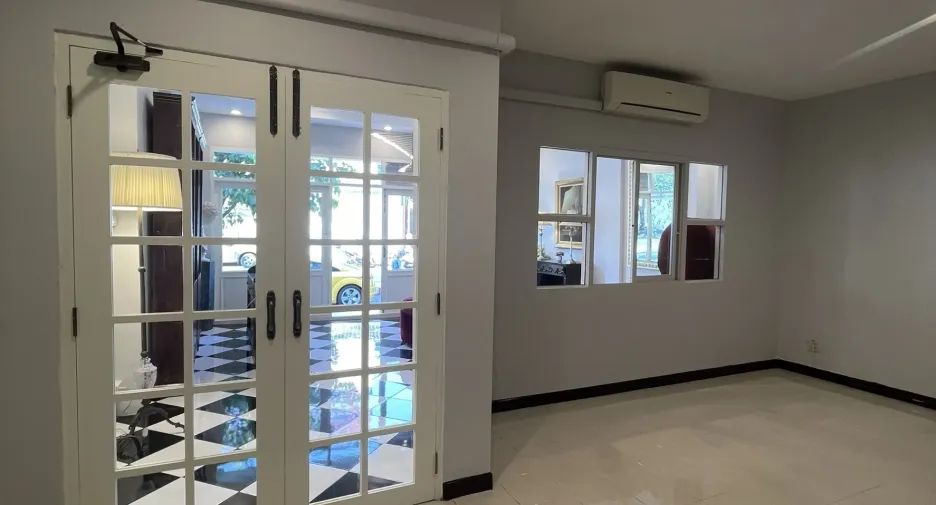 For rent 3 bedrooms retail Space in Bang Kapi, Bangkok