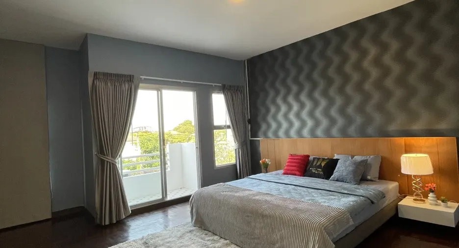 For rent 3 bedrooms retail Space in Bang Kapi, Bangkok