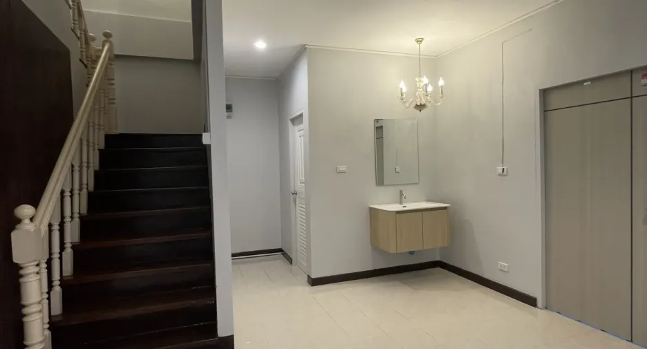 For rent 3 bedrooms retail Space in Bang Kapi, Bangkok
