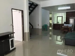 For rent 3 bedrooms townhouse in Phra Khanong, Bangkok