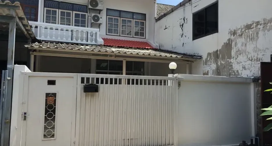 For rent 3 bedrooms townhouse in Phra Khanong, Bangkok