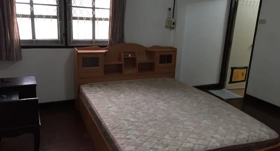 For rent 3 bedrooms townhouse in Phra Khanong, Bangkok