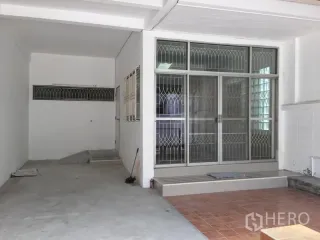 For rent 3 bedrooms townhouse in Phra Khanong, Bangkok