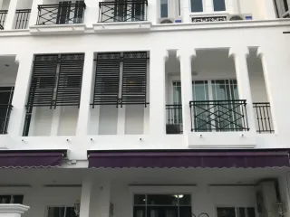 For rent and for sale 4 bedrooms townhouse in Phra Khanong, Bangkok