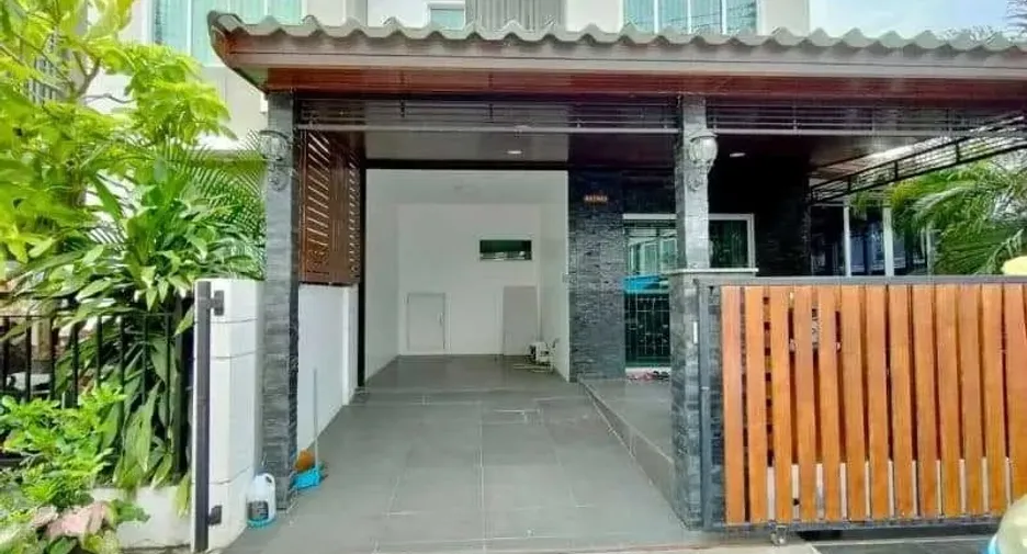 For sale 3 bedrooms townhouse in Krathum Baen, Samut Sakhon