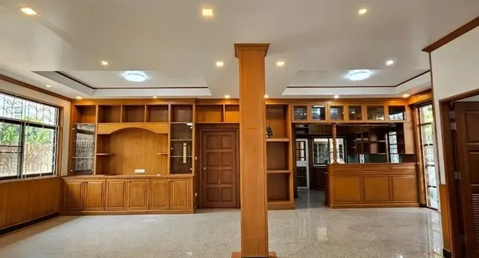 For rent 7 bedrooms office in Wang Thonglang, Bangkok