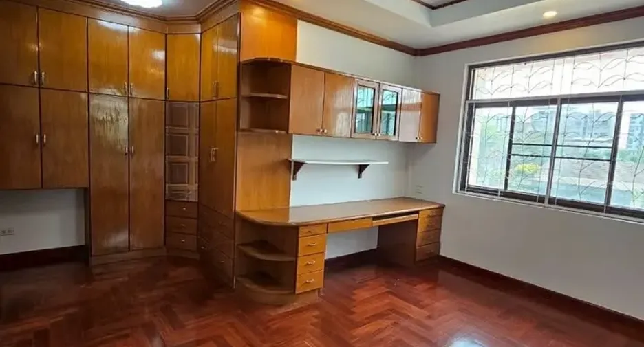 For rent 7 bedrooms office in Wang Thonglang, Bangkok