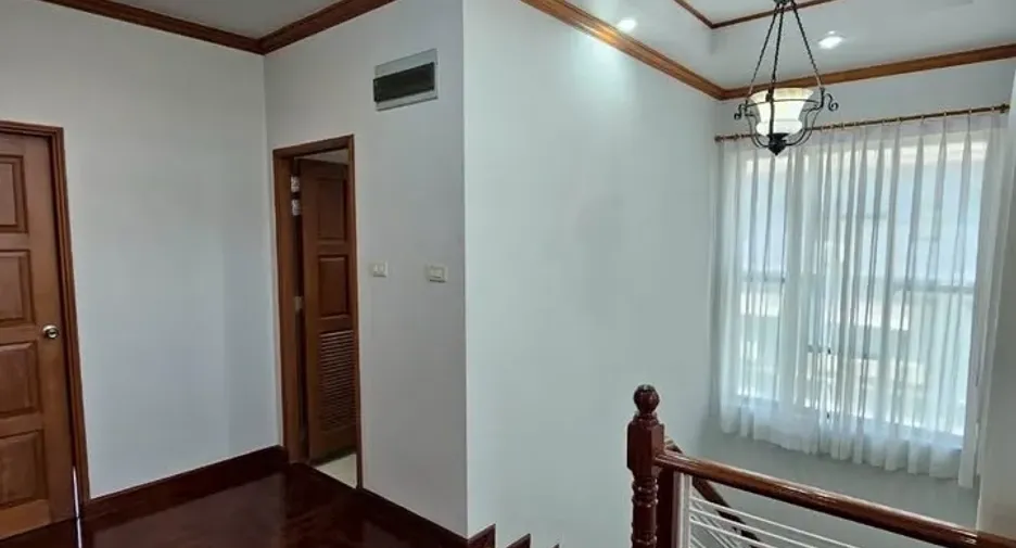 For rent 7 bedrooms office in Wang Thonglang, Bangkok
