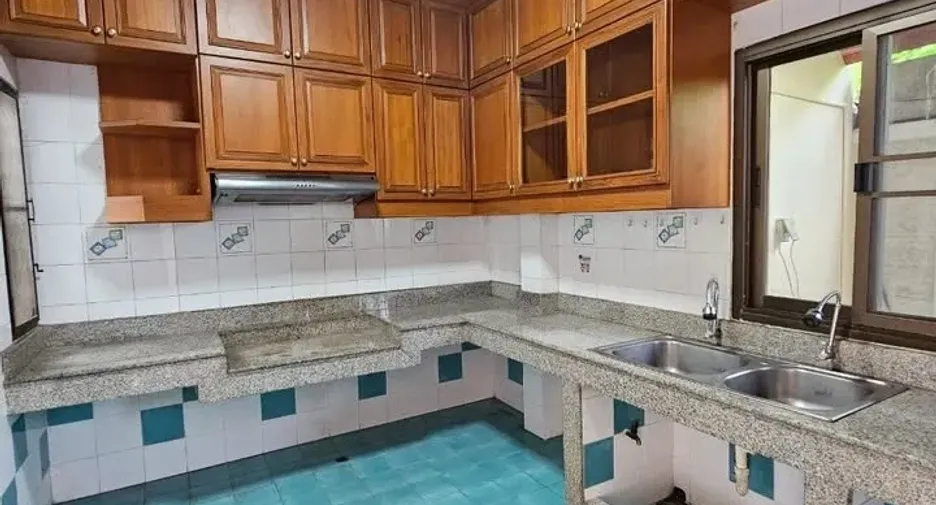 For rent 7 bedrooms office in Wang Thonglang, Bangkok