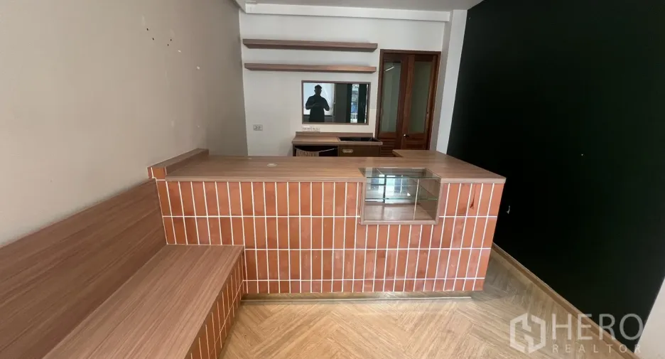 For rent 6 bedrooms retail Space in Watthana, Bangkok