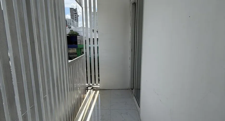 For rent 6 bedrooms retail Space in Watthana, Bangkok