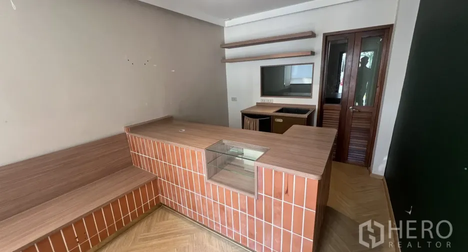 For rent 6 bedrooms retail Space in Watthana, Bangkok