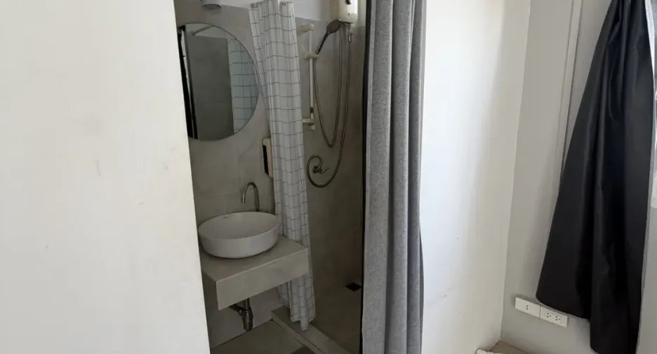For rent 6 bedrooms retail Space in Watthana, Bangkok