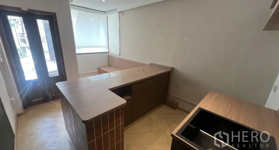 For rent 6 bedrooms retail Space in Watthana, Bangkok