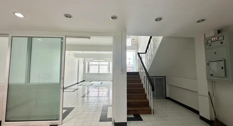 À louer et à vendre bureau à Watthana, Bangkok