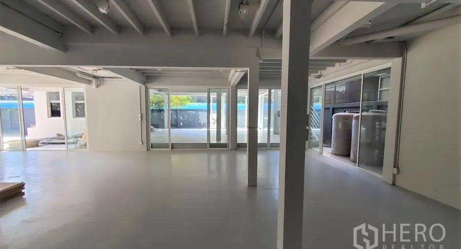 For rent retail Space in Watthana, Bangkok