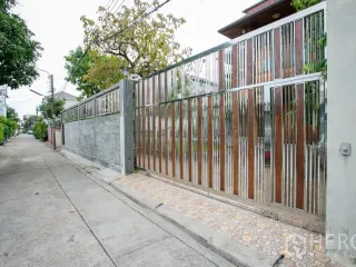 For rent and for sale 3 bedrooms house in Huai Khwang, Bangkok