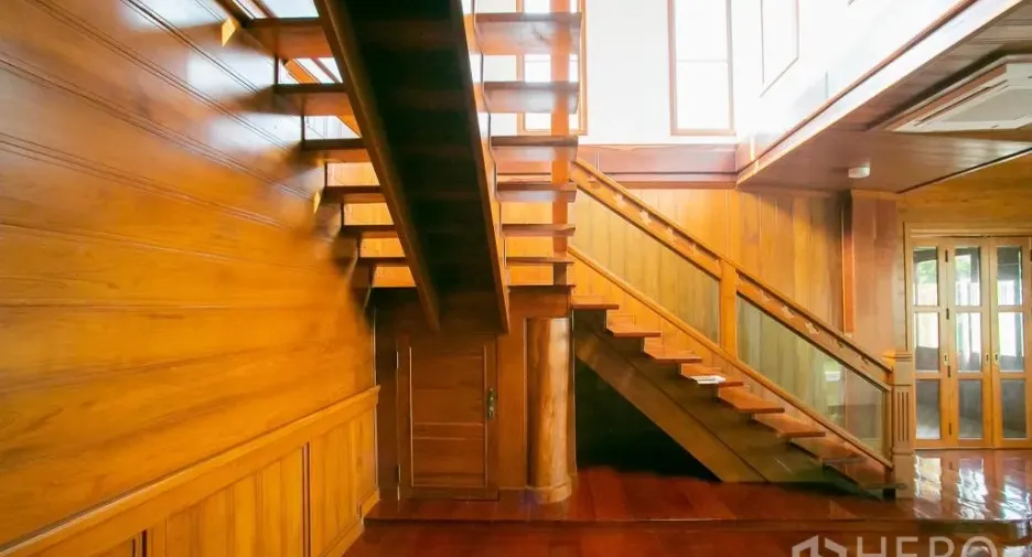 Haus zur Miete und zum Kauf mit 3 Zimmer in Huai Khwang, Bangkok