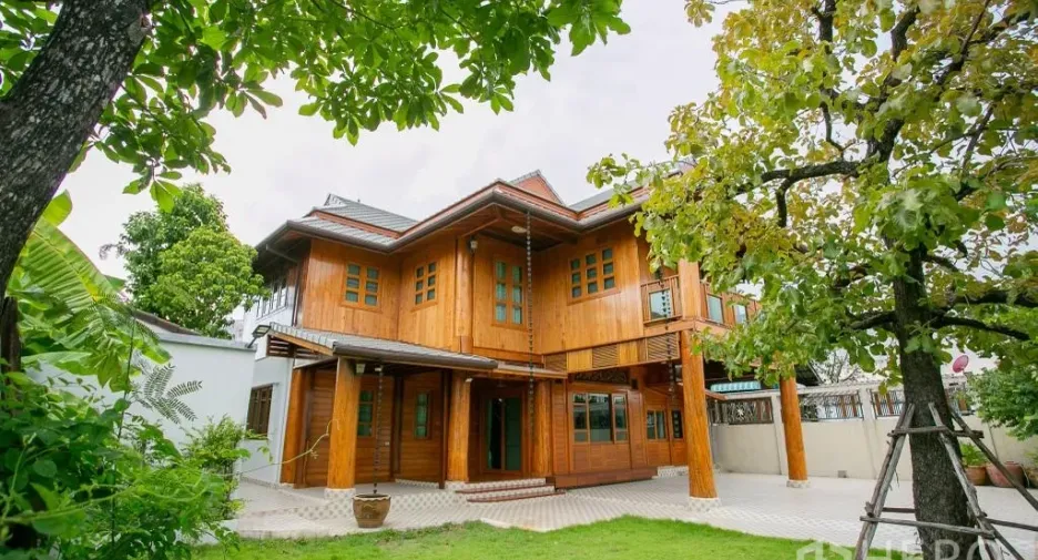 Haus zur Miete und zum Kauf mit 3 Zimmer in Huai Khwang, Bangkok