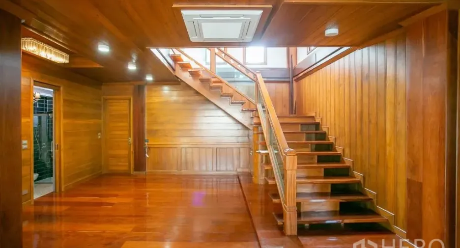 Haus zur Miete und zum Kauf mit 3 Zimmer in Huai Khwang, Bangkok