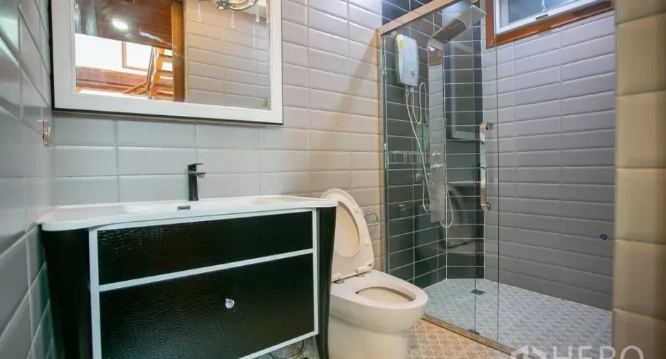 Haus zur Miete und zum Kauf mit 3 Zimmer in Huai Khwang, Bangkok