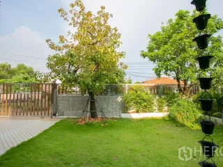 For rent and for sale 3 bedrooms house in Huai Khwang, Bangkok