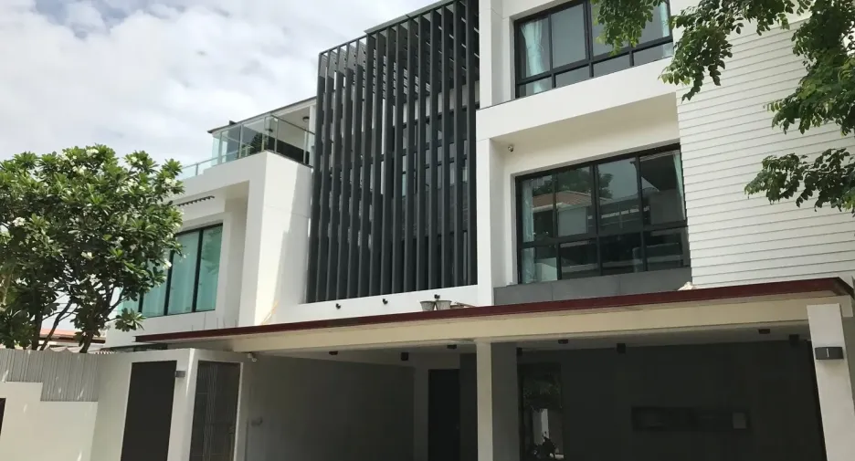 For rent 4 bedrooms house in Bang Kapi, Bangkok