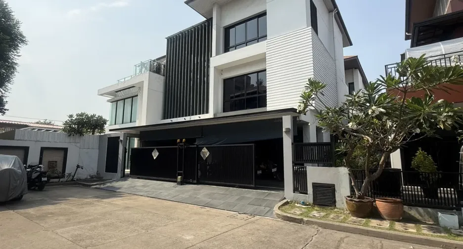 For rent 4 bedrooms house in Bang Kapi, Bangkok
