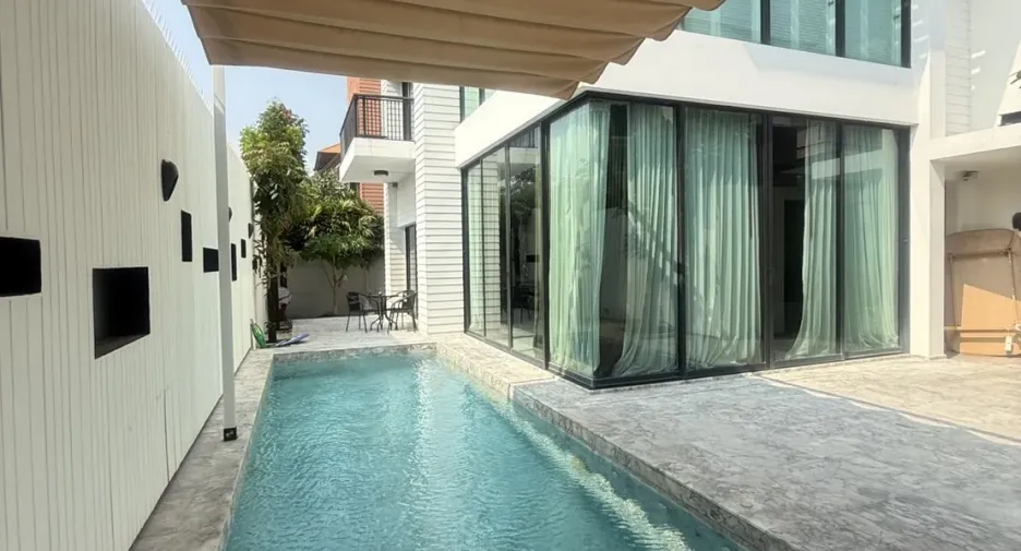 For rent 4 bedrooms house in Bang Kapi, Bangkok
