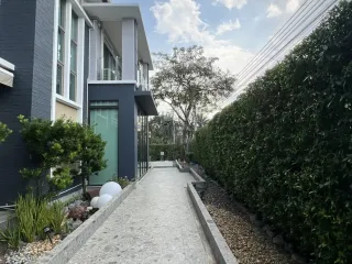 Haus zur Miete mit 5 Zimmer in Prawet, Bangkok