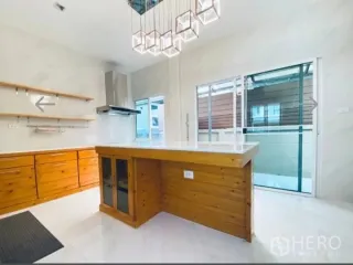 出售 3 卧室 独立屋 在 Saphan Sung, 曼谷