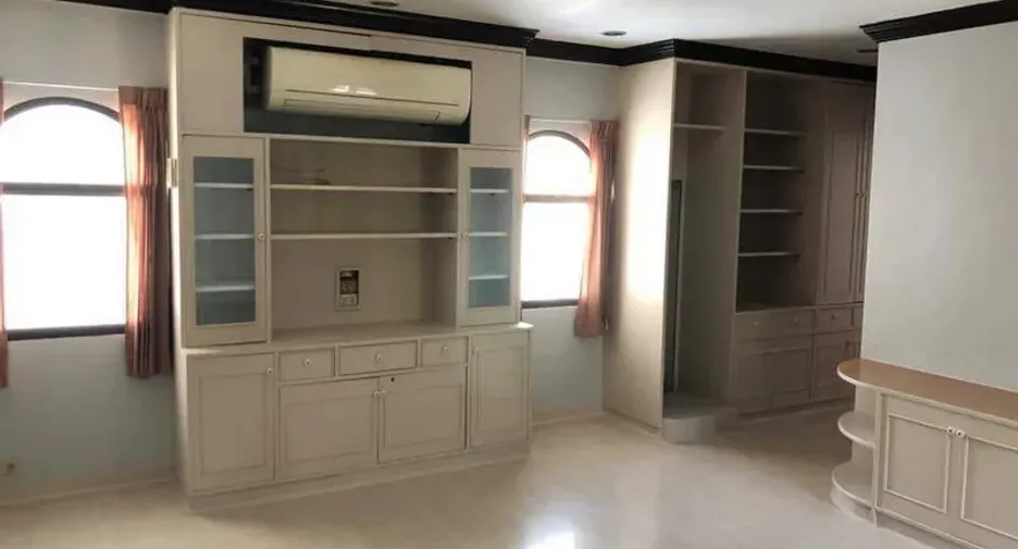 For rent 6 bedrooms house in Phra Khanong, Bangkok
