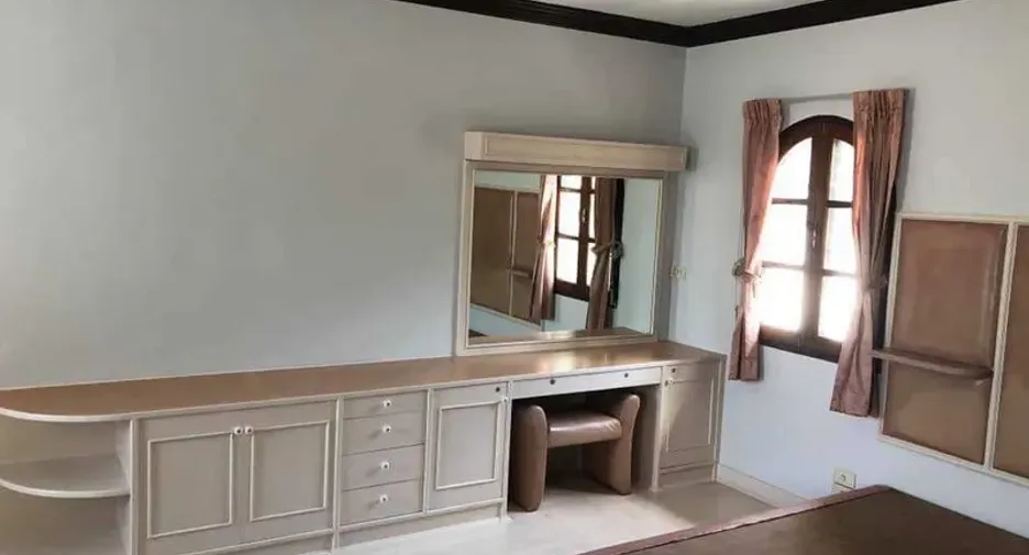 For rent 6 bedrooms house in Phra Khanong, Bangkok