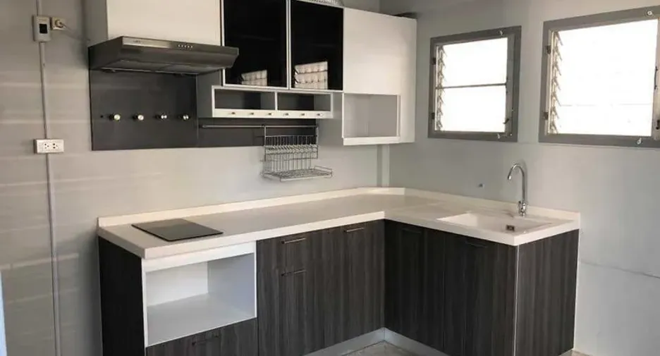 For rent 6 bedrooms house in Phra Khanong, Bangkok