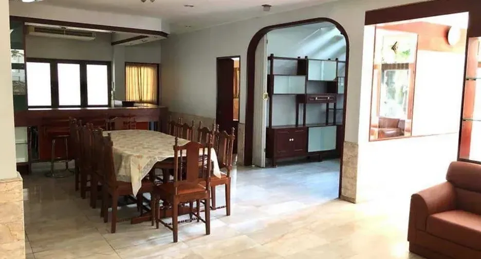 For rent 6 bedrooms house in Phra Khanong, Bangkok