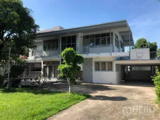 出租 6 卧室 独立屋 在 Phra Khanong, 曼谷