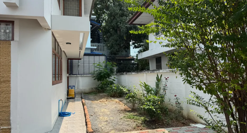 For rent 4 bedrooms house in Phra Khanong, Bangkok