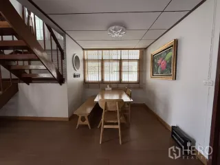 出租 4 卧室 独立屋 在 Phra Khanong, 曼谷