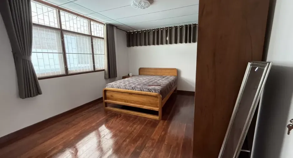 For rent 4 bedrooms house in Phra Khanong, Bangkok