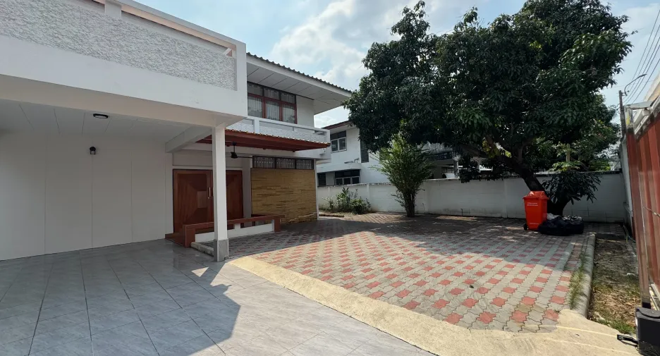 For rent 4 bedrooms house in Phra Khanong, Bangkok