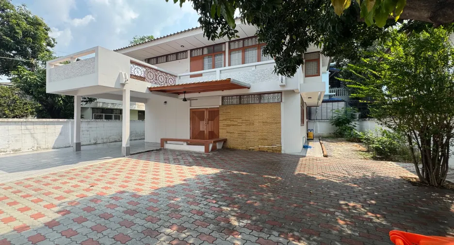 For rent 4 bedrooms house in Phra Khanong, Bangkok