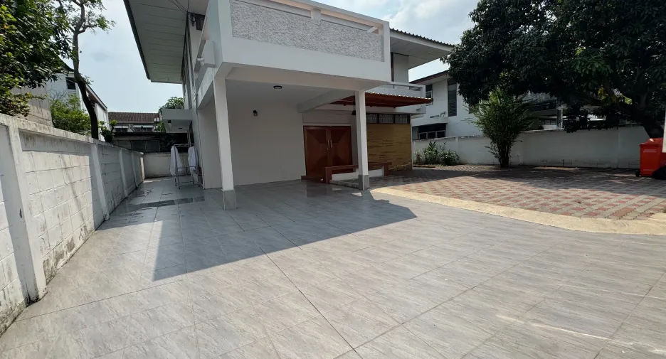 For rent 4 bedrooms house in Phra Khanong, Bangkok