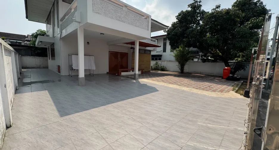For rent 4 bedrooms house in Phra Khanong, Bangkok