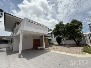 出租 4 卧室 独立屋 在 Phra Khanong, 曼谷