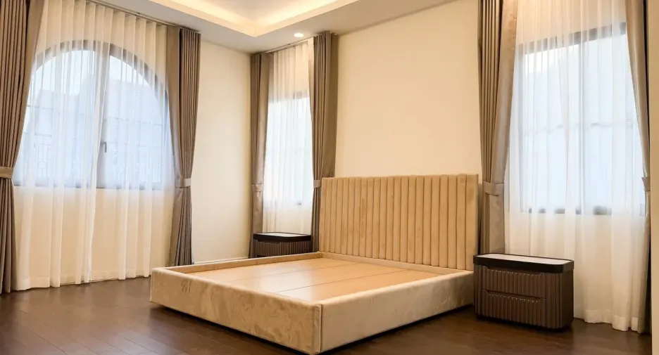 Аренда 4 спальни дом в Банг Кхен, Бангкок