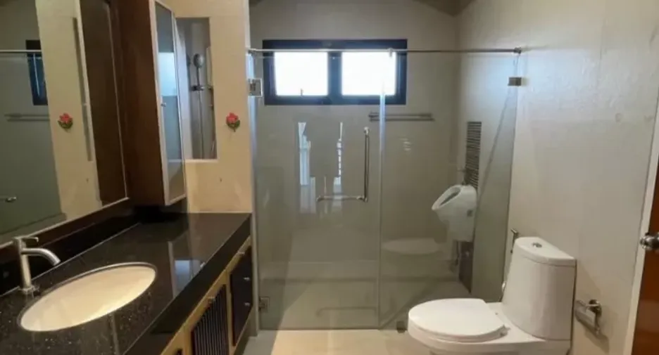 For rent 4 bedrooms house in Chatuchak, Bangkok