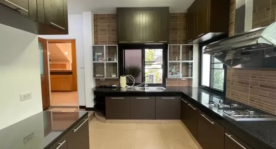 For rent 4 bedrooms house in Chatuchak, Bangkok