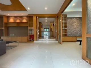 出租 4 卧室 独立屋 在 Chatuchak, 曼谷