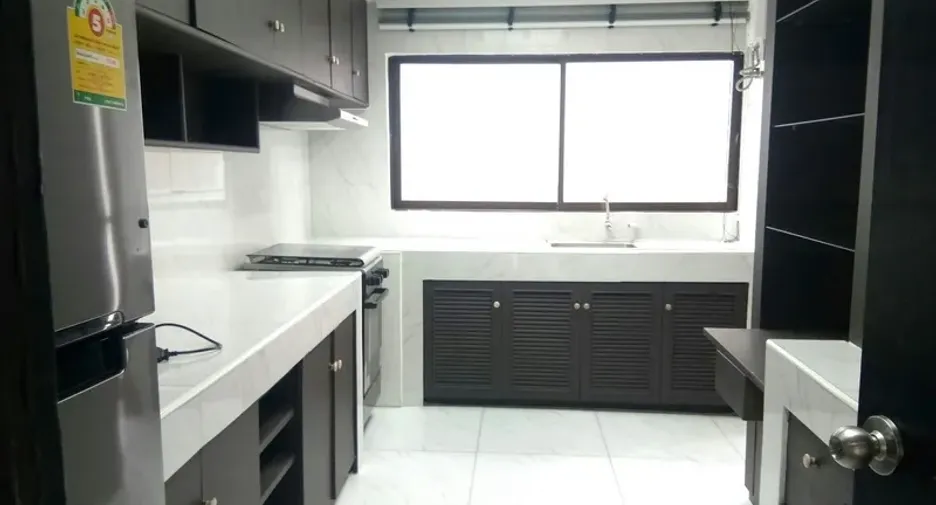 For rent 5 bedrooms townhouse in Khlong Toei, Bangkok