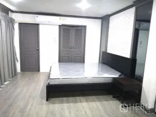 Casa adosada en alquiler de 5 habitaciones en Watthana, Bangkok